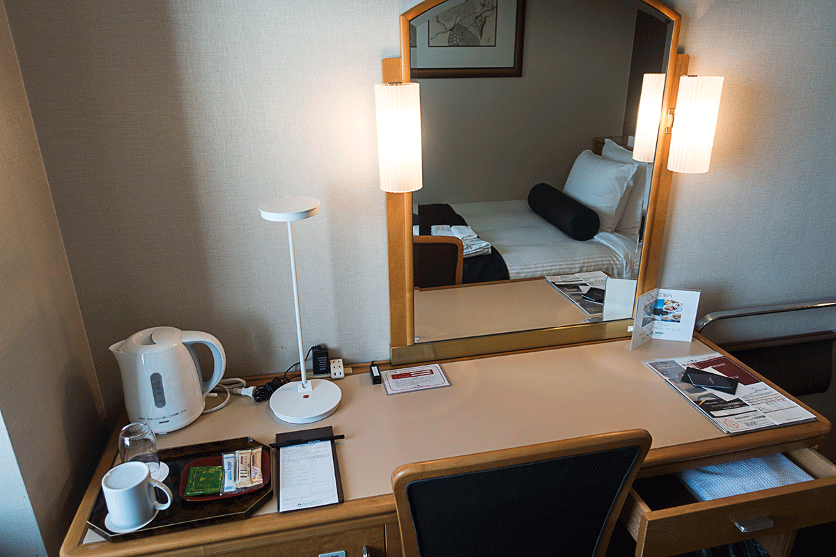 松山全日空ホテルのデスク