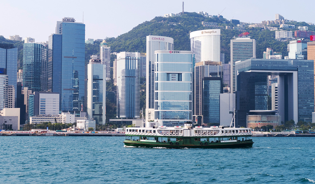 香港スターフェリーと高層ビル群
