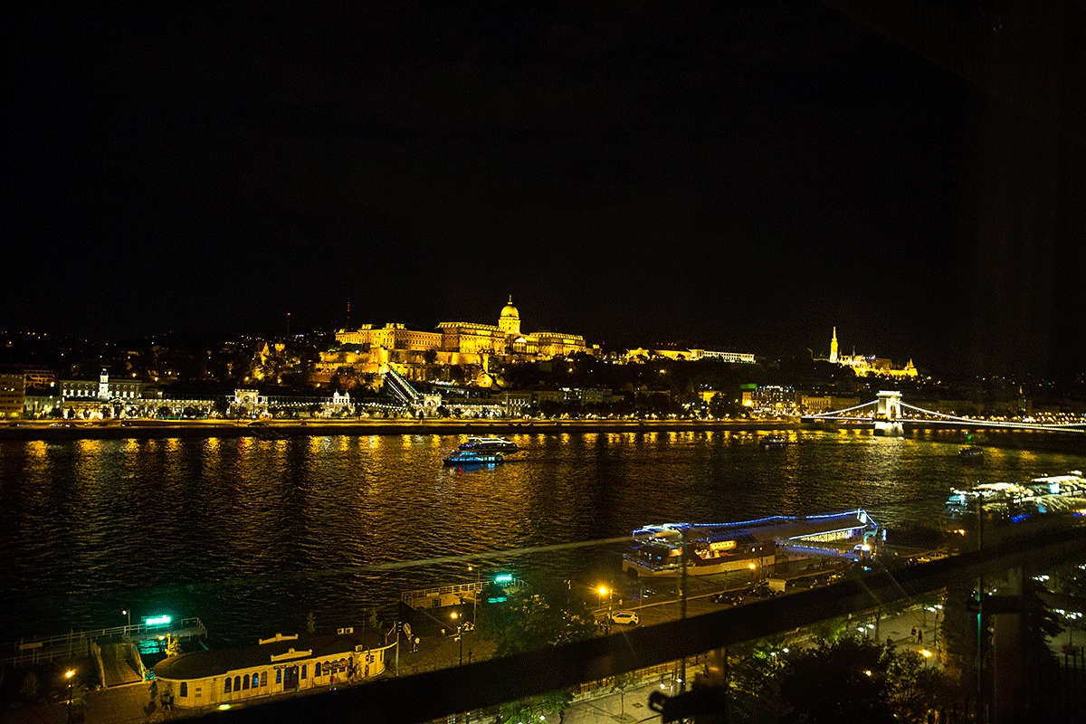 ホテルから見るブダペストの夜景
