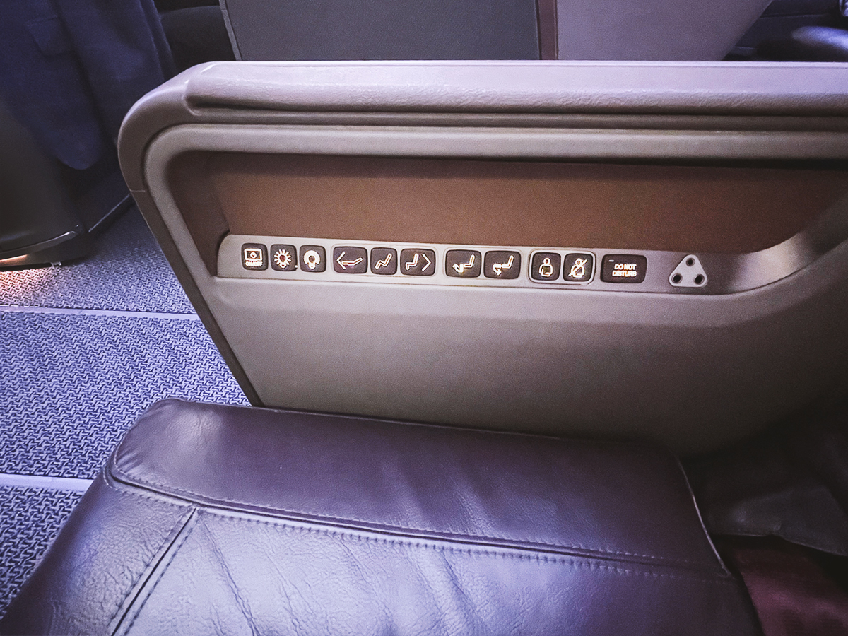シンガポール航空A350-900ビジネスクラスのシートコントローラー